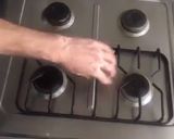 Foto del paso 2 de la receta: PIZZA SIN HORNO🍕 FÁCIL Y RÁPIDO!! 💫