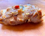 Foto del paso 3 de la receta: Enrollado de pollo con guindón y tocino