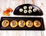 A picture of step 8 of Short-bread Spider Cookies.