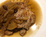 Foto del paso 4 de la receta: Solomillo al whisky encebollado con pasas