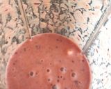 A picture of step 2 of Strawberry oats shake.