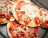 Foto langkah ke 5 dari resep Pizza Mini.