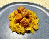Foto del passaggio 9 della ricetta Tempeh fritto, con cipolle stufate al curry piccante