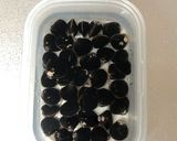 A picture of step 1 of Shijimi Mussels Miso Soup.