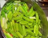 A picture of step 2 of Yasai Itame (Japanese stir fried vegetables).