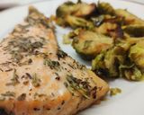 Foto del paso 5 de la receta: Salmón a las hierbas con repollitos de brusela salteados