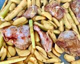 Kawałki kurczaka pieczone na cukinii i ziemniakach krok przepisu 2 zdjęcie