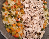 Foto del paso 2 de la receta: Relleno de empanada de pollo