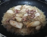 Foto del paso 3 de la receta: Chipirones encebollados al vino blanco 🦑🥂
