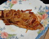 Foto del paso 5 de la receta: Trucha a la plancha con bacon y cebolla