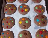 Foto del paso 7 de la receta: Cookies de manteca con chips de chocolate y rocklets