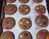 Foto del paso 7 de la receta: Cookies de manteca con chips de chocolate y rocklets