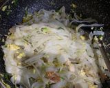 Foto langkah ke 3 dari resep Kwetiau Goreng Ayam Baso.