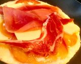Foto del paso 3 de la receta: Huevos fritos con tomate queso y jamón serrano