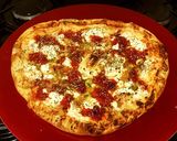 Foto del paso 11 de la receta: Pizza de mermelada de pimiento rojo asado y 6 quesos