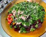 Une image de l'étape 9 de Salade de tomates, betteraves rouges, courgette et persil aux deux jambons.