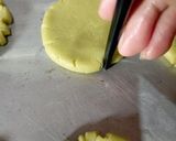 Foto langkah ke 3 dari resep Strawberry Dots Matcha Cookies.