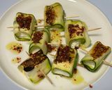 Foto del passaggio 5 della ricetta Involtini di zucchina e feta scottati con salsa menta e peperoncino o pepe rosa