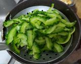 鹹鴨蛋涼拌山苦瓜的食譜步驟2照片