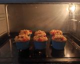 Foto langkah ke 7 dari resep Strawberry Muffin.