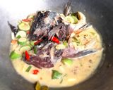 Foto langkah ke 5 dari resep Kepala Ikan Kuah Santan Bumbu Iris.