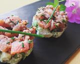 Foto del passaggio 5 della ricetta Tartare di salmone, avocado e pepe rosa