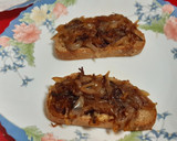 Foto del paso 5 de la receta: Tosta de espelta integral con cebolla confitada, calabacín y rulo de cabra
