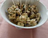 Foto del paso 5 de la receta: Queso panela marinado con hierbas a la mexicana