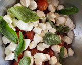 Foto del paso 2 de la receta: Ensalada de tomate con mozzarella
