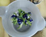 Foto langkah ke 1 dari resep Wedang Teh Telang Buah Pir.