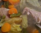 Foto langkah ke 2 dari resep Sop ayam bumbu iris.