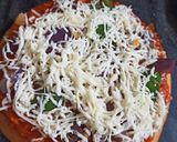 पिज़्ज़ा - विथ होममेड सॉस (Pizza with homemade sauce recipe in Hindi) रेसिपी चरण 4 फोटो