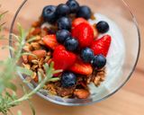 Une image de l'étape 3 de 💚 Granola avec skyr, fraises et myrtilles (plat végétarien).