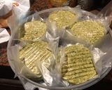 Foto del paso 5 de la receta: Hamburguesas de pollo, verduras y queso
