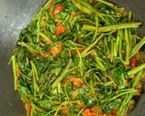 Foto langkah ke 5 dari resep Tumis kangkung spicy.