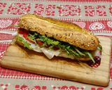 Foto del passaggio 5 della ricetta Ciabatta curcuma e semi, Lardo di Colonnata, pomodorini e rucola
