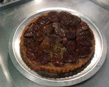 Une image de l'étape 9 de Tarte renversée prunes et pistaches.