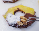 Foto del paso 3 de la receta: Rodajas de piña con chocolate fundido