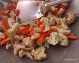 Foto langkah ke 4 dari resep Tumis kembang kol, wortel dan jagung manis.