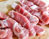 Hình bước làm 1 của món Thịt Heo Rang Cháy Cạnh