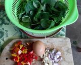 Foto langkah ke 1 dari resep Menu Sarapan Diet: Tumis Bayam Paprika Telur.