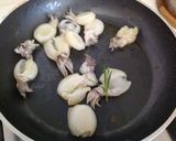 Foto del passaggio 4 della ricetta Paccheri con pesce, peperoni corno e olio aromatizzato con menta e basilico