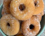 Foto del passaggio 9 della ricetta Ciambelline e bomboloni con lo zucchero