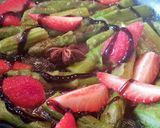 Une image de l'étape 3 de Aiguillettes de canard et poêlée d'asperges vertes et fraises.