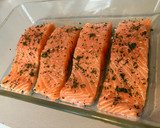 Foto del paso 2 de la receta: Salmón al horno con espárragos sobre cama de espinacas a la crema