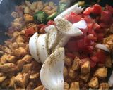 Foto del paso 2 de la receta: Pollo con jamón y chorizo
