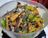Foto langkah ke 7 dari resep Ikan Asin Tamban Tumis Cabe Ijo.