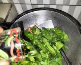 Foto langkah ke 3 dari resep Tumis daun melinjo dan teri.