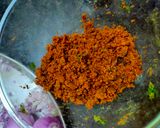 A picture of step 1 of Stuffed onion masala.