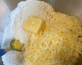Foto del paso 1 de la receta: Scones de Queso 🧀 (tipo Starbucks, sin huevo y deli! 😋)